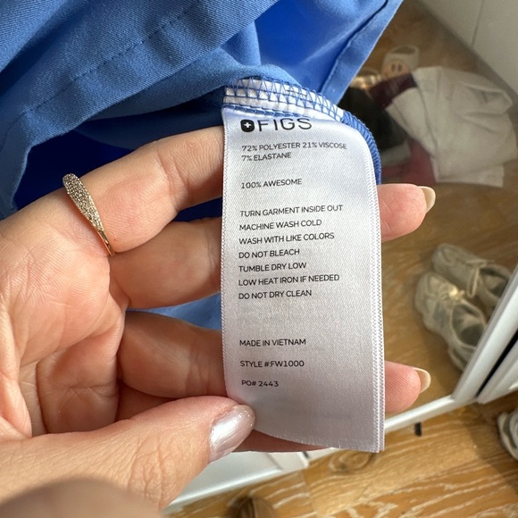 Figs Caterina One Pocket Scrub Top Size Medium - Ceil Blue - Picture 3 of 3